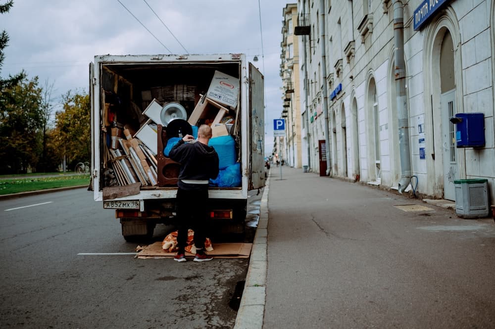 Professional movers handling a relocation in Jagdalpur